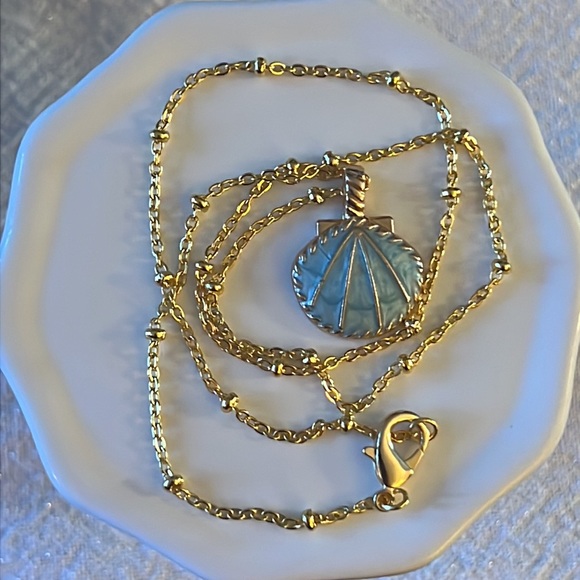 Seashell Necklace - Picture 2 of 3